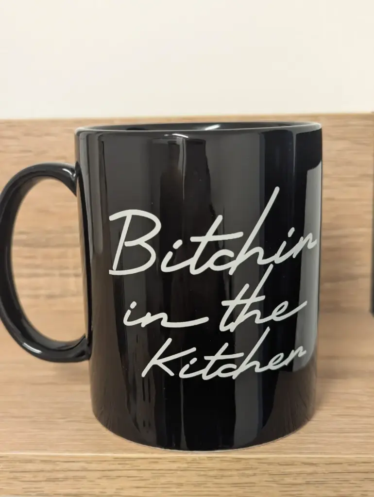 BITCHIN IN THE KITCHEN MUG NOIR  - MUG