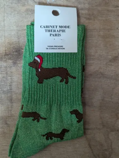 CHIEN SAUCISSE BONNET NOEL VERTE - CHAUSSETTES ADULTE